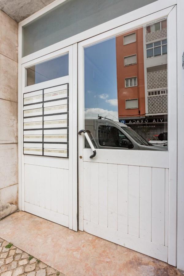 Stroll To Coffee Shops Near A Renovated Hillside Apartment In Graca Лиссабон Экстерьер фото