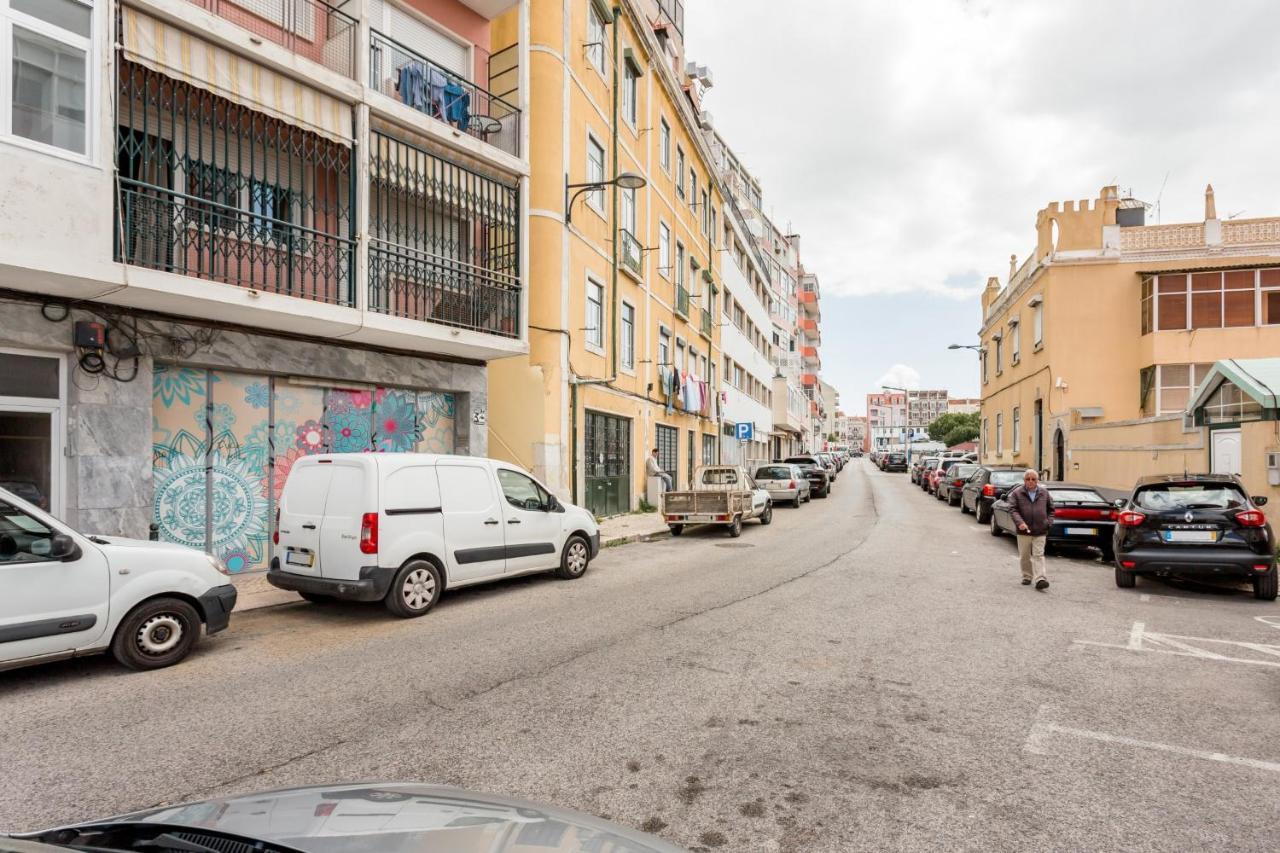 Stroll To Coffee Shops Near A Renovated Hillside Apartment In Graca Лиссабон Экстерьер фото