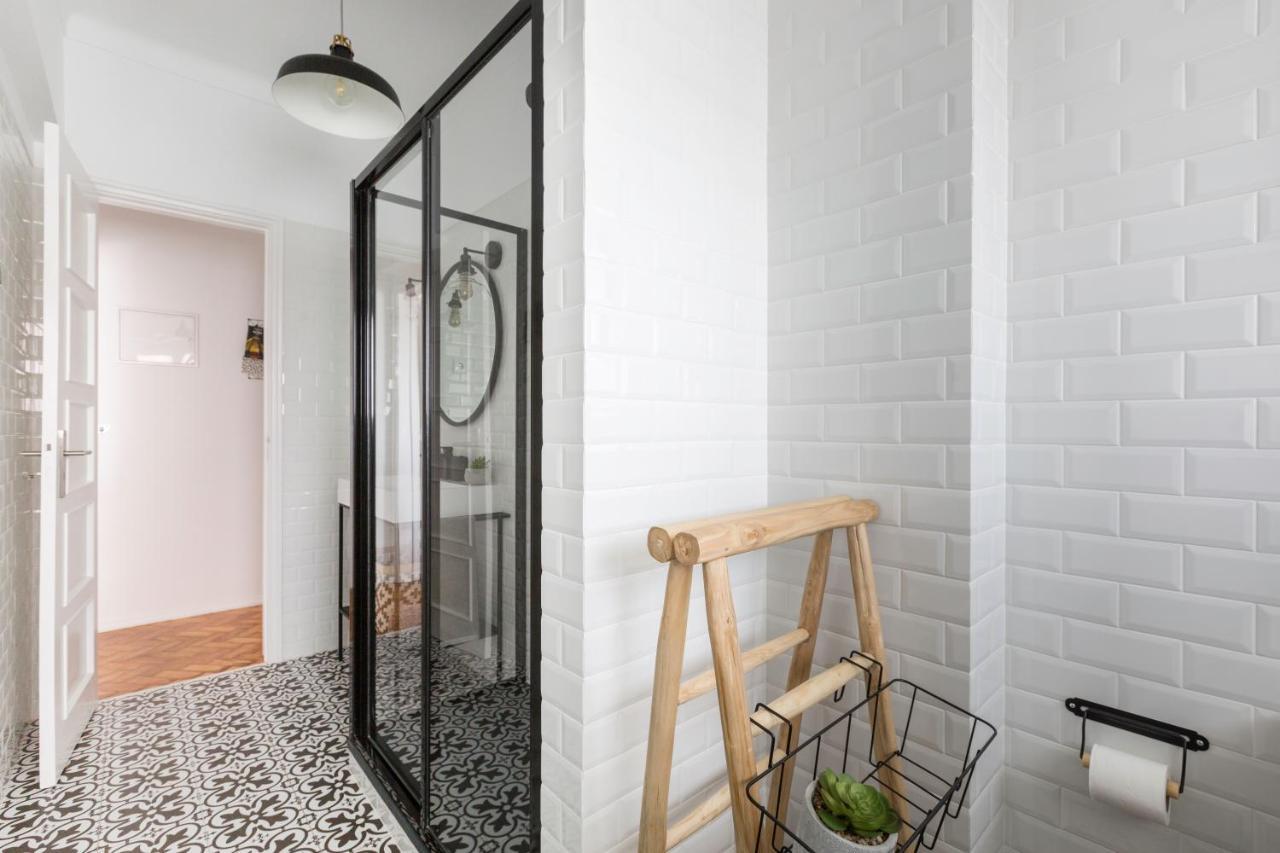 Stroll To Coffee Shops Near A Renovated Hillside Apartment In Graca Лиссабон Экстерьер фото
